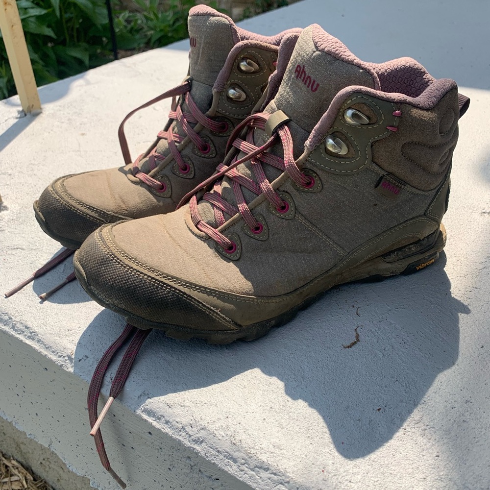 Women’s Ahnu 9.5 Hiking Boots